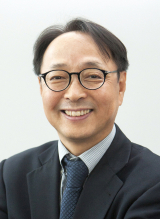 아이오와대학교 계량정치학 박사. 전 한국정치학회 부회장. 전 한국선거학회 회장