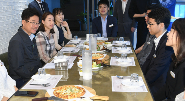 이철우 도지사가 피자를 나눠 먹으며 신세대 직원과의 격의없는 대화 자리를 마련, 소통의 시간을 보내고 있다. 경북도 제공