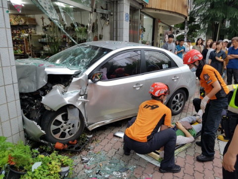 5일 오후 5시 31분쯤 대구 수성구 만촌동 한 꽃집에 차량이 돌진하는 사고가 일어났다. 대구 수성소방서 제공.