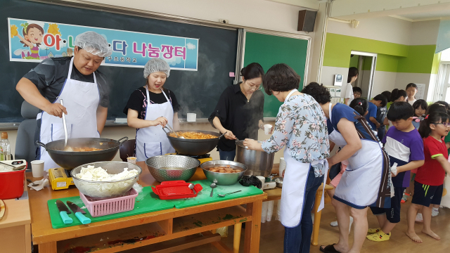 지난 4일 남대구초에서 열린 나눔 장터에서 교직원들이 직접 만든 음식을 판매하고 있다. 남대구초 제공
