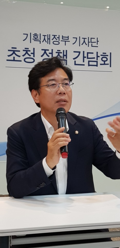 송언석 자유한국당 의원이 5일 세종시에서 열린 기획재정부 기자단 초청 정책 간담회에서 질문에 답변하고 있다. 기재부 사진공동취재단