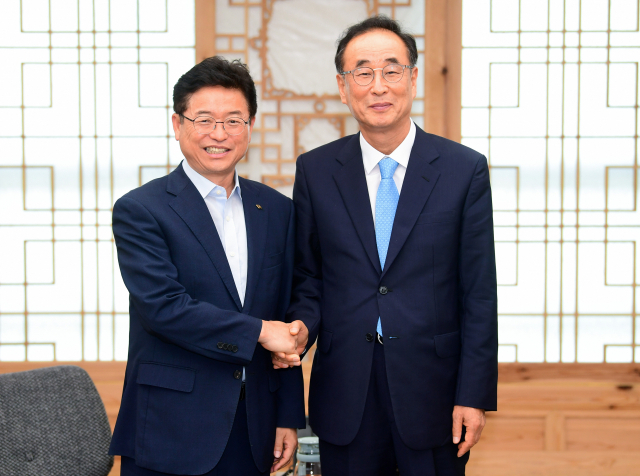 이철우(왼쪽) 경상북도지사와 장세용 구미시장이 6일 경북도청 접견실에서 만나 악수를 나누고 있다. 이날 이 도지사와 장 시장은 대구취수원 구미 이전, 새마을 사업 논란 등 현안에 대해 논의했다. 경북도 제공