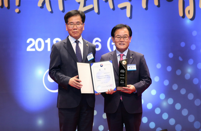 백선기(오른쪽) 칠곡군수가 이성기 고용노동부 차관과 함께 