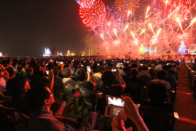 포항의 대표적인 전국 축제로 자리 잡은 포항국제불빛축제의 불꽃놀이 모습. 포항시 제공