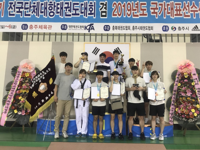 영천시청태권도단이 제53회 대통령기 전국단체대항 태권도대회에서 남자일반부 종합 2연패를 했다. 영천시 제공
