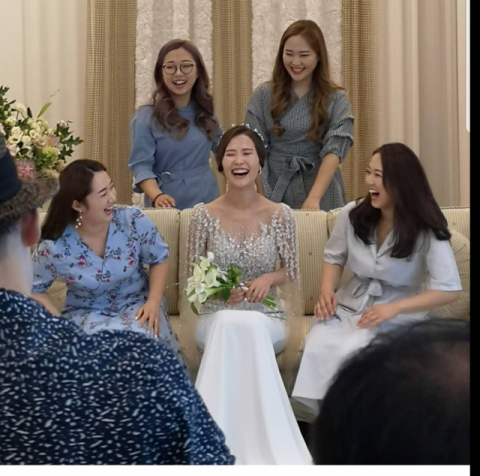 신부 김은정(가운데)과 