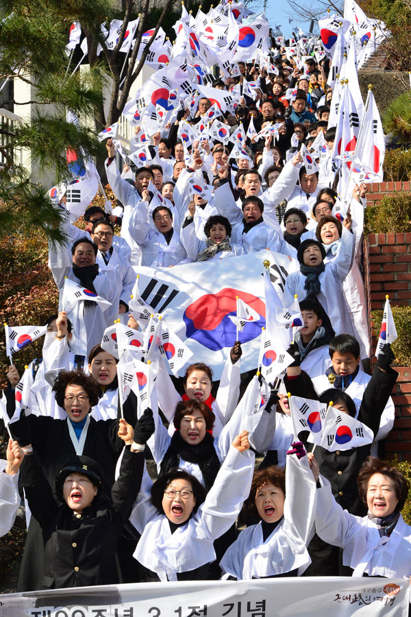 지난 3월 1일 제99주년 3·1절을 맞아 대구 시민과 학생, 공무원 등 500여 명이 중구 3·1 만세 계단에서 순국선열과 애국지사들의 숭고한 뜻을 기리는 만세운동을 재현하고 있다. 매일신문DB.