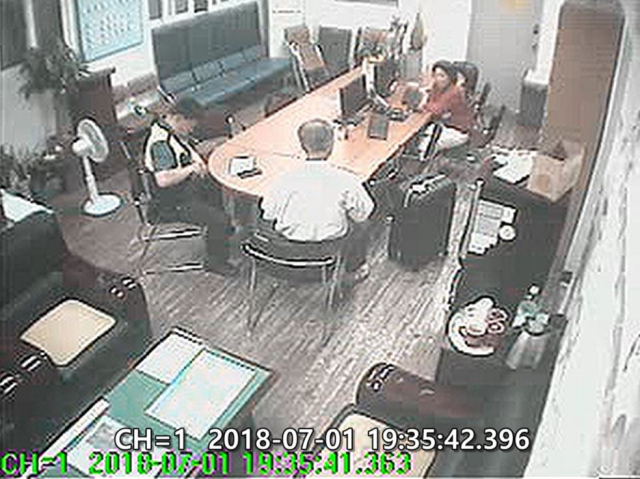 대구에서 한 택시기사가 승객이 실수로 두고 내린 거액의 현금을 되찾아준 사연이 알려져 훈훈함을 자아내고 있다. 지난 1일 택시기사 이태원(사진 중간) 씨가 분실물인 여행가방을 들고 지구대를 찾은 모습. 대구 동부경찰서 제공