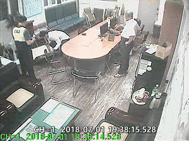 대구에서 한 택시기사가 승객이 실수로 두고 내린 거액의 현금을 되찾아준 사연이 알려져 훈훈함을 자아내고 있다. 지난 1일 대구 동촌지구대 회의실에서 택시기사 이태원(사진 오른쪽) 씨가 분실신고한 가방을 주인 A(사진 중간) 씨가 확인하는 모습. 대구 동부경찰서 제공