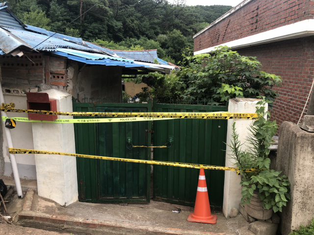 8일 오후 난동 신고를 받고 출동한 경찰이 40대 주민이 휘두른 흉기에 1명이 숨지고 1명이 다친 경북 영양군 영양읍 동부리 사건 현장. 2018.7.8 연합뉴스