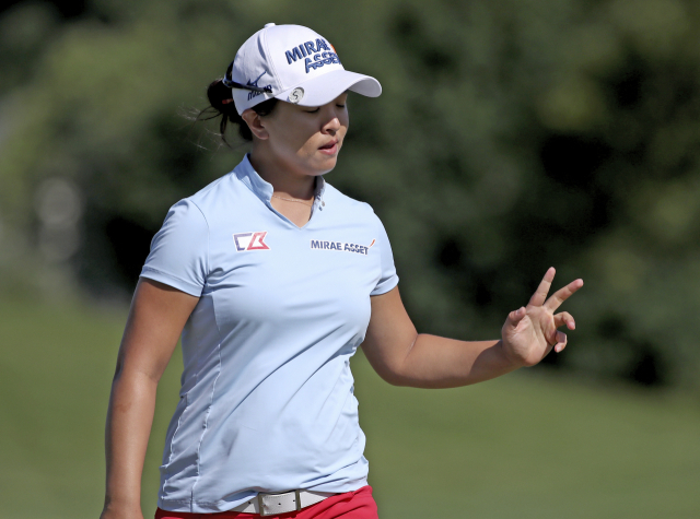 (오나이다 AP=연합뉴스) 8일(현지시간) 미국 위스콘신주 오나이다의 미국여자프로골프(LPGA) 손베리 크리크 클래식 대회 5번 홀에서 버디를 기록한 김세영. 김세영은 이날 투어 사상 72홀 역대 최저타와 최다 언더파 신기록으로 우승했다. 연합뉴스
