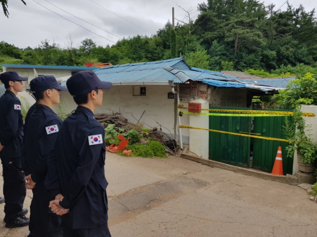 8일 낮 12시49분쯤 경북 영양군 영양읍 가정집에서 난동이 났다는 신고를 받고 출동한 영양경찰서 영양파출소 소속 김선현 경감(51)가 집 주인 아들인 백씨(42)가 휘두른 흉기에 찔려 숨졌다. 사건 현장에는 외부인들의 툴입이 통제되고 있다. 엄재진 기자