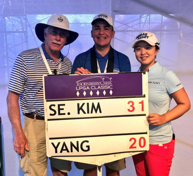 9일(한국시각) 미국 위스콘신주 오나이다에서 열린 LPGA 투어 손베리 크리크 클래식에서 최종합계 31언더파 257타로 우승한 김세영(오른쪽)이 언더파 기록판과 함께 기념촬영을 하고 있다. LPGA 투어 소셜 미디어 사진 캡처