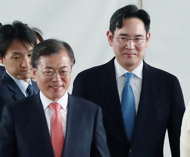인도를 국빈 방문 중인 문재인 대통령이 9일 오후 인도 우타르프라데시주 노이다시 삼성전자 제2공장 준공식에 도착해 이재용 삼성전자 부회장의 안내를 받으며 행사장으로 입장하고 있다. 2018.7.9 연합뉴스