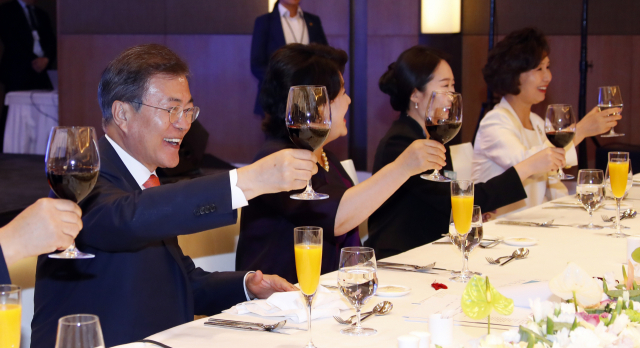 인도를 국빈방문 중인 문재인 대통령과 부인 김정숙 여사가 9일 오후 뉴델리 오베로이 호텔에서 열린 동포 만찬 간담회에서 건배하고 있다. 연합뉴스