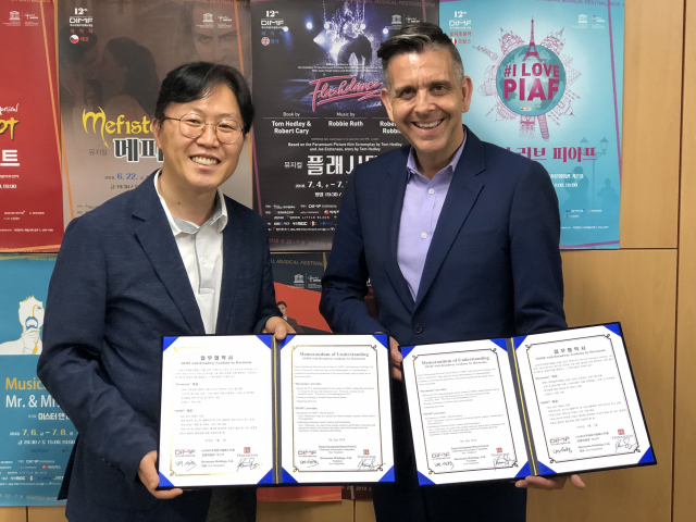 DIMF는 7일 뉴욕공연 유통사인 하모니아 홀딩스와 구체적인 상호협력 양해각서(MOU)를 체결했다. 왼쪽이 배성혁 DIMF 집행위원장, 오른쪽이 DIMF 제공하모니아 홀딩스 켄 딩글다인 대표. DIMF 제공