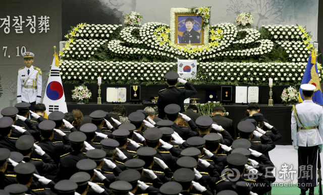영양군민회관에서 엄수된 고(故) 김선현 경감 영결식에서 동료 경찰관들이 고인의 영정 앞에 경례를 하고 있다. 매일신문DB