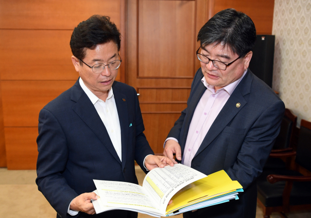이철우 경상북도지사가 10일 김용진 기재부 2차관을 만나 경북도의 주요 현안사업에 대해 설명하고 예산이 최대한 반영되도록 지원을 요청하고 있다. 경북도 제공