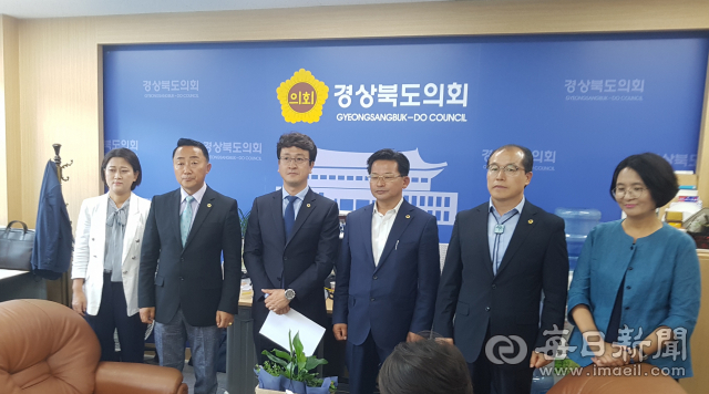 더불어민주당 소속 경북도의원들이 10일 도의회 기자실에서 기자회견을 진행하고 있다. 박영채 기자