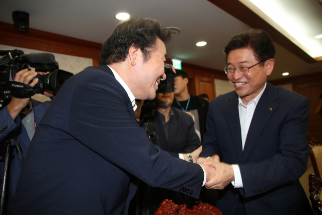 이낙연 국무총리가 10일 오후 서울 세종로 정부서울청사에서 열린 독도지속가능이용위원회에서 이철우 경북도지사와 만나 악수하고 있다. 연합뉴스