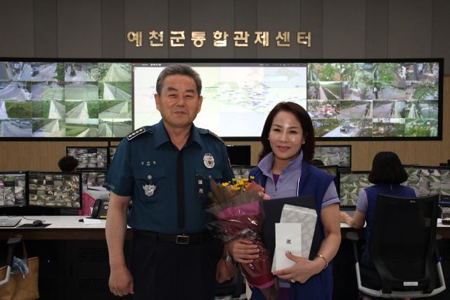 예천경찰서 김태철 서장은 10일 예천통합관제센터를 방문해 절도범 검거에 공을 세운 이미숙 씨에게 감사장을 전달했다. 예천경찰서 제공
