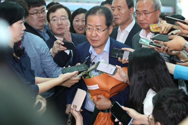 휴식을 위해 미국으로 출국하는 홍준표 자유한국당 전 대표가 11일 오후 인천공항에 서 기자들과 질의응답을 마친 뒤 출국장으로 향하고 있다. 연합뉴스