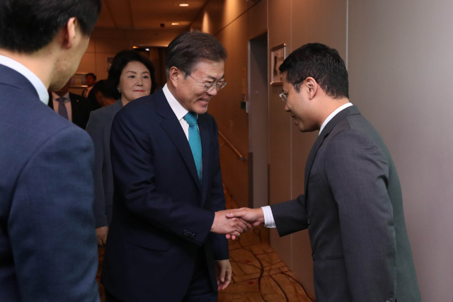 문재인 대통령과 부인 김정숙 여사가 11일 오후 싱가포르 창이 국제공항에 도착, 환영나온 인사들과 악수하고 있다. 자료사진 연합뉴스