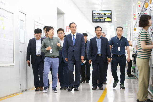 장세용 구미시장(앞줄 가운데)이 구미국가산업단지 내 LG전자 구미사업장을 찾아 생산라인을 둘러 보고 있다. 구미시 제공