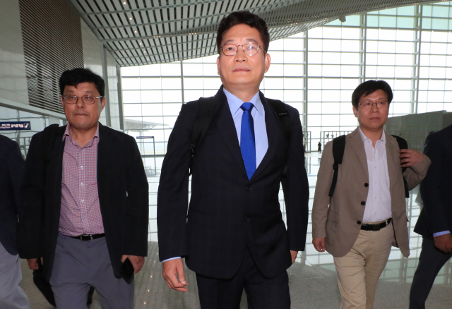송영길 대통령 직속 북방경제협력위원회(북방위) 위원장이 12일 오전 북한의 나선지역을 방문하기 위해 인천국제공항을 통해 출국하고 있다. 송 위원장 등은 12일 항공편으로 러시아 블라디보스토크로 이동, 13일 오전 열차를 이용해 나선에 들어갈 계획이다. 연합뉴스