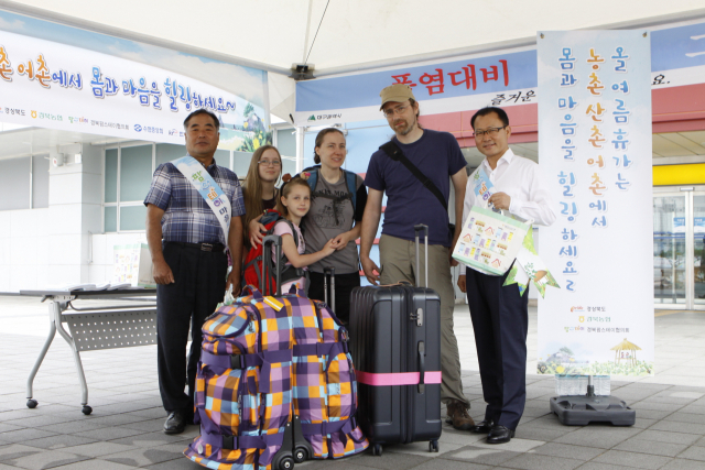 경북농협은 10일 대구 동구 동대구역 광장에서 