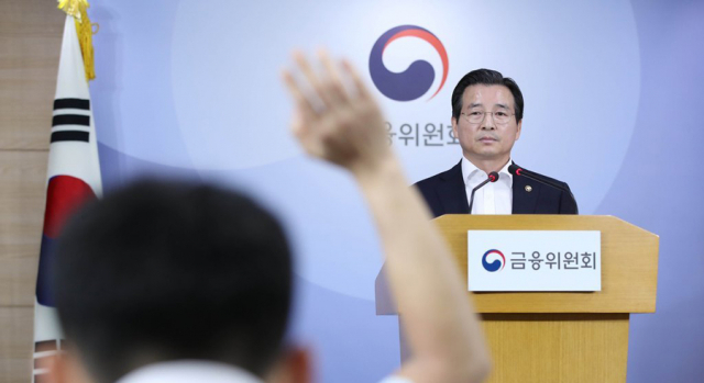 김용범 증권선물위원장(금융위원회 부위원장)이 12일 오후 서울 종로구 정부서울청사에서 삼성바이오로직스 관련 증권선물위원회 긴급 브리핑을 마치고 취재진의 질문을 받고 있다. 연합뉴스