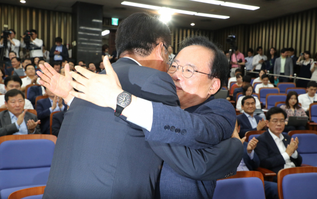 12일 오후 국회에서 열린 자유한국당 의원총회에서 20대 국회 후반기 국회부의장 후보로 선출된 이주영 의원이 같이 출마했던 정진석 의원의 축하를 받고 있다. 연합뉴스
