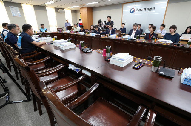 11일 오후 정부세종청사 최저임금위원회에서 열린 제13차 전원회의에서 사용자 측 위원들이 불참해 좌석이 비어 있다. 전일 경영계를 대변하는 사용자위원들은 업종별 차등 적용안이 부결되자 전원 퇴장하며 회의 불참을 예고했었다. 자료사진 연합뉴스