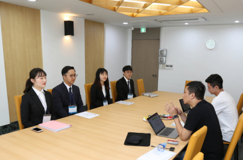 영진전문대 일본IT기업주문반 학생들이 학교를 찾은 일본 기업 관계자들과 면담을 진행하고 있다. 영진전문대 제공