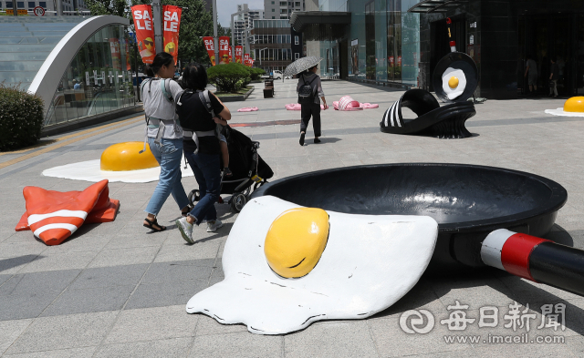 대구의 무더위를 상징하는 중구 현대백화점 앞 조형물이 보행에 방해되고 무더위를 부채질한다는 민원에다 관련법 위반 때문에 다음달 철거될 예정이다. 매일신문DB