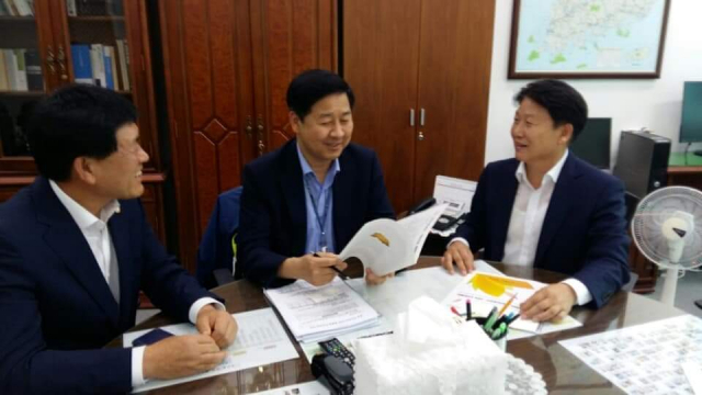이병환 성주군수와 구교강 성주군의회 의장이 구윤철 기획재정부 예산실장에게 내년도 성주군 국비사업을 설명하며 지원을 요청하고 있다. 왼쪽부터 구 의장, 구 실장, 이 군수. 성주군 제공
