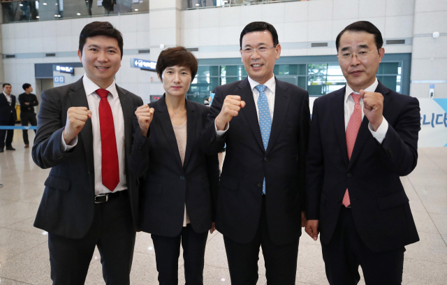 유승민 국제올림픽위원회(IOC) 선수위원(왼쪽부터)과 현정화 렛츠런 감독, 대한탁구협회 박주봉 회장, 박창익 전무가 15일 오후 인천국제공항에서 2018 코리아오픈 국제탁구대회 참가차 방남하는 북한 탁구대표팀을 기다리며 기념촬영을 하고 있다. 연합뉴스