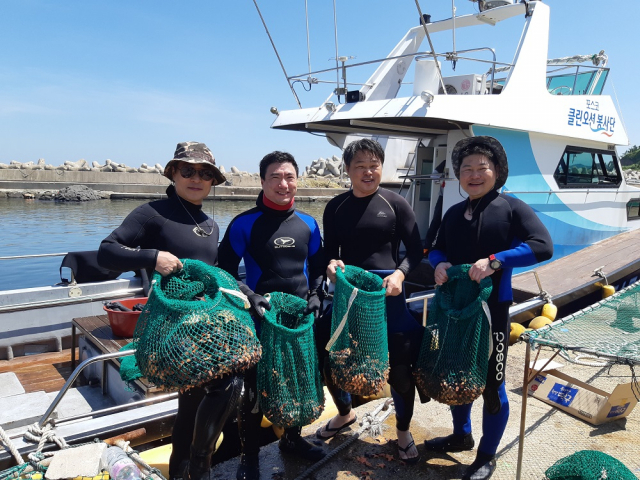 포항제철소 클린오션봉사단이 14일 포항시 남구 동해면 입암2리에서 해양정화 활동을 펼쳤다. 포스코 제공