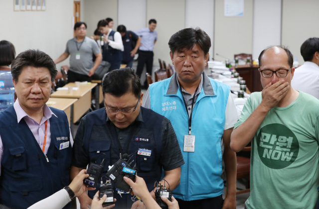 지난 14일 새벽 정부세종청사 고용노동부에서 열린 최저임금위원회 전원회의에서 내년도 최저임금이 8천350원으로 결정나자 근로자위원들이 침통한 표정으로 기자회견을 하고 있다. 내년도 최저임금이 올해보다 10.9% 오른 시간당 8천350원으로 결정됐지만, 사용자나 근로자 어느 한쪽도 만족하지 못해 앞으로 파장이 거셀 것으로 전망된다. 연합뉴스