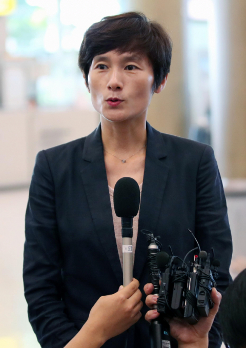 현정화 렛츠런 감독이 15일 오후 인천국제공항에서 2018 코리아오픈 국제탁구대회 참가차 방남하는 북한 탁구대표팀을 기다리며 취재진과 인터뷰를 하고 있다. 연합뉴스
