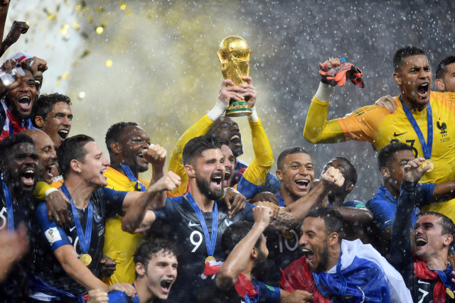 MOSCOW, RUSSIA, JULY 15, 2018 : Samuel Umtiti, Florian Thauvin, Olivier Giroud, Torwart Hugo Lloris, Kylian Mbappe, Alphonse Areola after the final match between France and Croatia at the 2018 soccer World Cup in the Luzhniki Stadium, Moscow, Russia on July 15, 2018. ***** SOUTH KOREA USE ONLY ***** Photo by Witters/PENTA PRESS 2018 러시아 월드컵, 프랑스, 크로아티아, 우승, 결승전, 모스크바