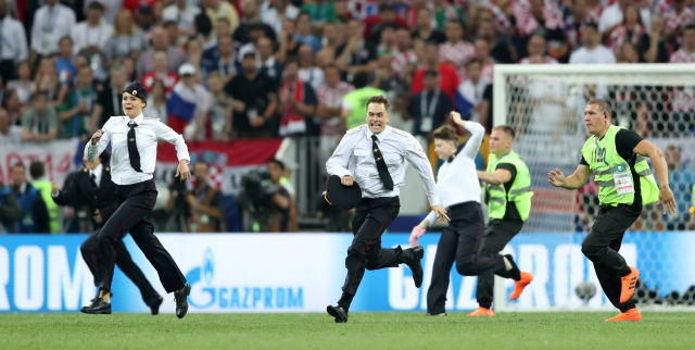epaselect epa06891117 Mario Mandzukic of Croatia scores the second goal for his team against goalkeeper Hugo Lloris of France during the FIFA World Cup 2018 final between France and Croatia in Moscow, Russia, 15 July 2018. (RESTRICTIONS APPLY: Editorial Use Only, not used in association with any commercial entity - Images must not be used in any form of alert service or push service of any kind including via mobile alert services, downloads to mobile devices or MMS messaging - Images must appear as still images and must not emulate match action video footage - No alteration is made to, and no text or image is superimposed over, any published image which: (a) intentionally obscures or removes a sponsor identification image; or (b) adds or overlays the commercial identification of any third party which is not officially associated with the FIFA World Cup) EPA/ABEDIN TAHERKENAREH EDITORIAL USE ONLY