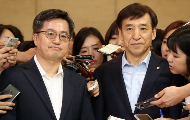 16일 오전 서울 중구 한국은행에서 김동연 경제부총리 겸 기획재정부 장관(왼쪽)과 이주열 한국은행 총재가 조찬회동을 마치고 브리핑을 하고 있다. 연합뉴스