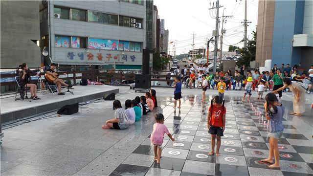 의성군은 내달 16일까지 매주 목요일 오후 7시 군청 소공원 분수대에서 포크밴드팀을 초청, 청소년들과 청장년을 위한 힐링버스킹 공연을 한다. 의성군 제공