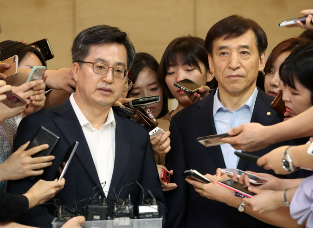 16일 오전 서울 중구 한국은행에서 김동연 경제부총리 겸 기획재정부 장관과 이주열 한국은행 총재가 조찬회동을 마치고 기자 브리핑을 하고 있다. 연합뉴스