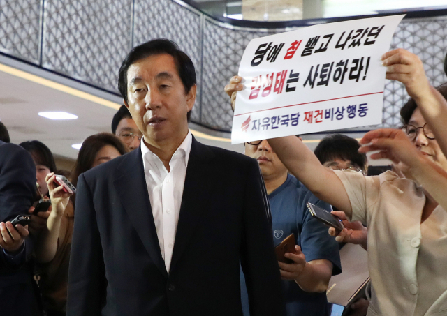 김성태 자유한국당 대표 권한대행이 16일 오전 국회에서 열린 의원총회에 입장하며 