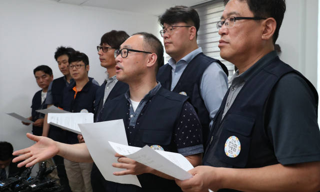 전국편의점가맹점협회 관계자들이 16일 서울 성북구 전편협 사무실에서 기자회견을 하고 있다. 협회는