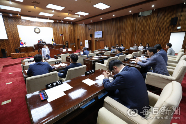 의장단 구성을 놓고 의회가 거듭 파행하자 자유한국당 최상극(59