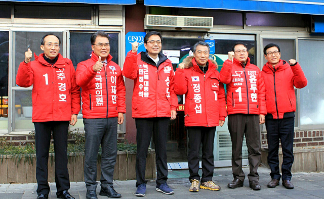 지난 2016년 4월 총선에서 대구 지역에 출마한 이른바 진박(진실한 친박) 후보들이 한자리에 모여 박근혜 정부의 성공을 위한 공동 행동에 나서기로 했다. 매일신문 DB