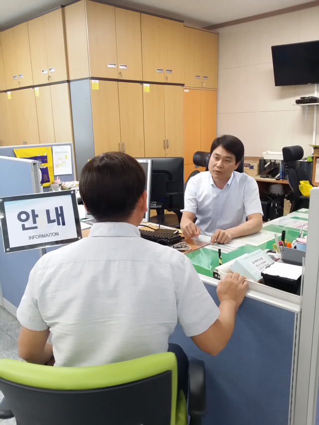 포항남부경찰서 교통사고 피해자 보호관이 사고 피해자와 상담을 하고 있다. 포항남부경찰서 제공.